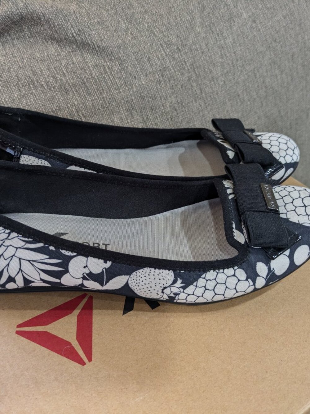 Anne Klein AK Sport Women's Pump Shoe Black And White  Size 9.5M Great Condition